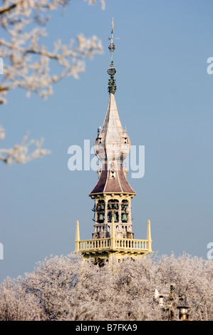 Glockenturm des Rathauses von Dorf Veere im Winter, Walcheren. Provinz Zeeland, Holland Stockfoto