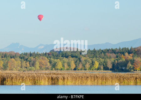 Heißluft-Ballon über südlichen bayerischen Alpenvorland in den Vordergrund herbstlich Seehamer See, Oberbayern, Deutschland Stockfoto