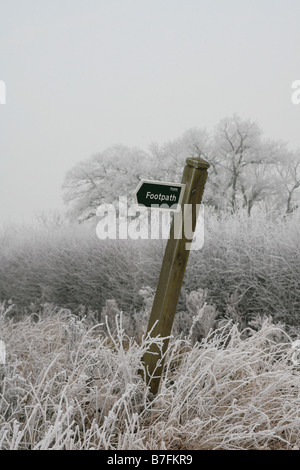 Öffentlichen Fußweg Zeichen in Raureif bedeckt Stockfoto