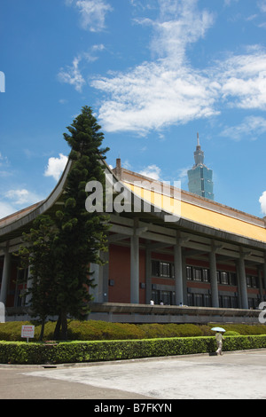 Person zu Fuß außen Sun Yat Sen Memorial Hall, Taiwan Stockfoto