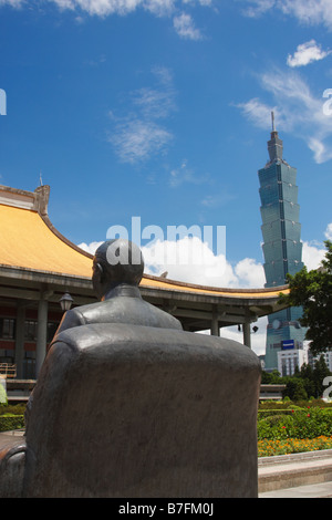 Statue von Sun Yat-Sen mit Taipei 101 im Hintergrund, Taiwan Stockfoto