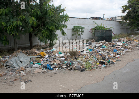 Kunststoff-Wurf geworfen am Straßenrand Mombasa Kenia Stockfoto