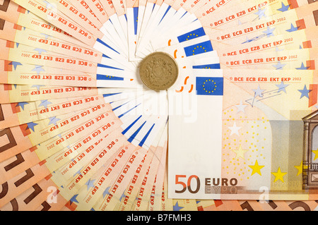 Stock Foto von einem Fan von 50 Euro-Scheine In der Mitte ist eine 1-Euro-Münze Stockfoto