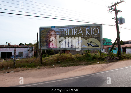 Plakat für ein Schuh shop11 11 2008 Sao Fancisco Fluss Penedo Alagoas Brasilien Stockfoto