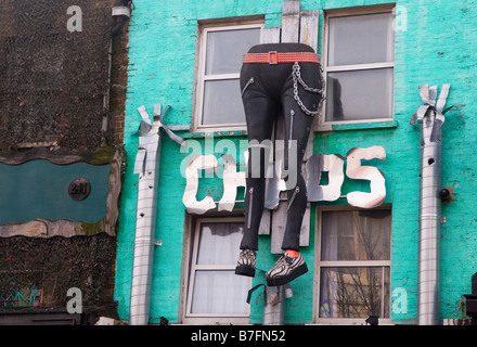 Grün lackiert Ladenfront mit riesigen Hosen in Camden Town Stockfoto