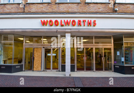 Woolworths-laden im Stadtzentrum von Abergavenny Monmouthshire South Wales UK geschlossen Stockfoto