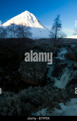 Munro Berg betrachtet Buachaille Etive Mor von Glen Etive, Schottland Stockfoto