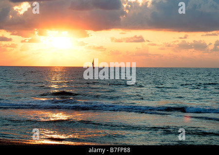 Herzliya Pituah tel Aviv Israel Sonnenuntergang herrlich Segelboot Mittelmeer Stockfoto