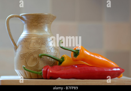 Krug und Romano Paprika Stockfoto