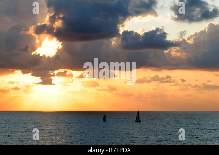 Herzliya Pituah tel Aviv Israel Sonnenuntergang herrlich Segelboot Mittelmeer Stockfoto