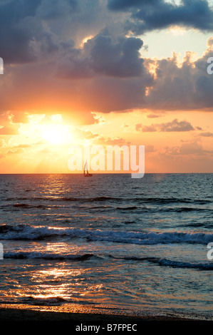 Herzliya Pituah tel Aviv Israel Sonnenuntergang herrlich Segelboot Mittelmeer Stockfoto