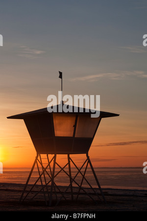 Silhouetted Empty Lifeguard ' s Wachturm an der Küste bei Sonnenuntergang, Finnland Stockfoto