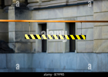 maximale Höhe schwarz gelb Barriere über eine Straße Stockfoto