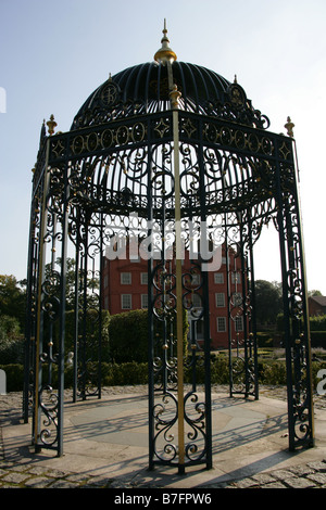 Cast Iron Rotunde hinter Kew Palace in den Royal Botanical Gardens, Kew, Westlondon Stockfoto