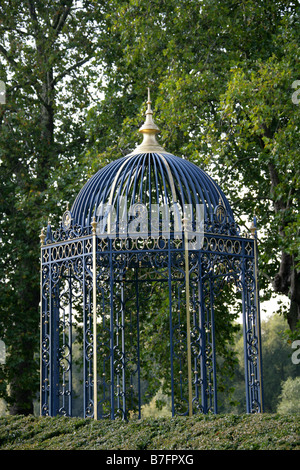 Cast Iron Rotunde hinter Kew Palace in den Royal Botanical Gardens, Kew, Westlondon Stockfoto