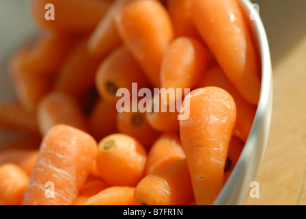 Karotten in Schüssel in ungeraden Winkel Stockfoto