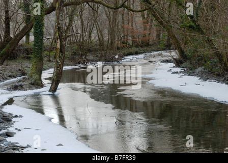 Fluss Eisbildung auf dem Fluss Wyre Llanrhystud, Ceredigion Wales, UK. Stockfoto