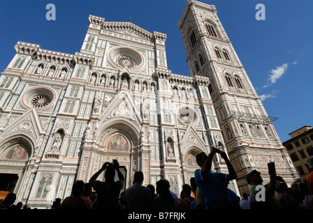 Florenz Italien Touristen vor dem Dom Santa Maria del Fiore Stockfoto