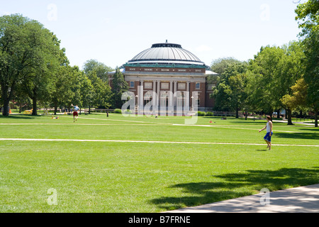 Schüler spielen Frisbee auf dem Rasen des Campus der University of Illinois in Urbana-Champaign USA Stockfoto