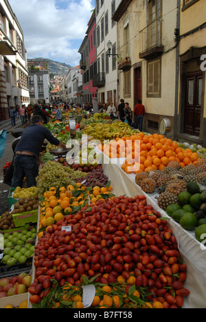 Exotische Früchte verkauft werden im Mercado Dos Lavradores, Funchals belebten Früchte, Kunsthandwerk & Gemüsemarkt in Madeira, Portugal Stockfoto