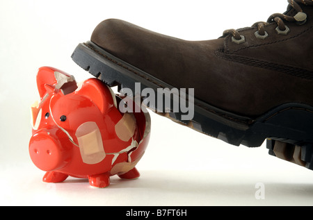 ROTEN SPARSCHWEIN AUFGESCHLÜSSELT MANS BOOT HELD ZUSAMMEN MIT PFLASTER. Stockfoto