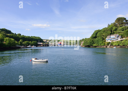 Blick auf den Fluss Fowey aus Bodinnick Mixtow Vergangenheit die Schiffe entladen Stockfoto