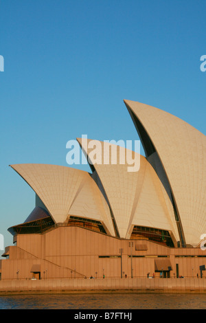 Eine Seitenansicht des Sydney Opera House, genommen von einem Boot im Hafen von Sydney, Australien im Oktober 2007 Stockfoto