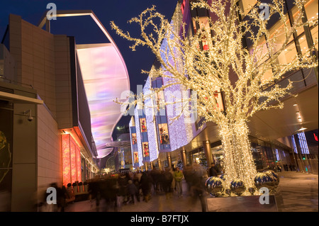 Beleuchtete Straße von Westfield Shopping Centre während Weihnachten White City W12 London Vereinigtes Königreich Stockfoto