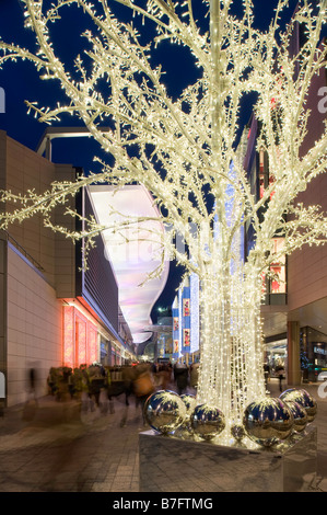 Beleuchtete Straße von Westfield Shopping Centre während Weihnachten White City W12 London Vereinigtes Königreich Stockfoto