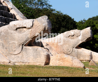 Stein-Schlange-Köpfe am Fuß der Pyramide des Kukulcan, Chichen Itza Stockfoto