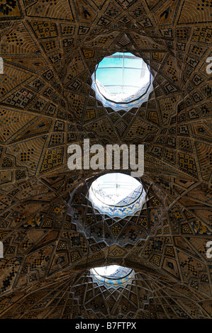 kunstvolle Details detaillierte Kachel Deko verziert Dach Decke innen leichte Zugang Grand Bazar Souk Teheran Iran Stockfoto