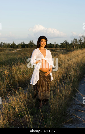 Pränatale Shooting in Everglades, Lifestyle portrait Stockfoto
