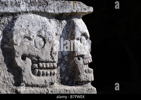 Steinschnitzereien von grinsenden Schädel, Tzompantli Plattform, Chichen Itza, Mexiko Stockfoto