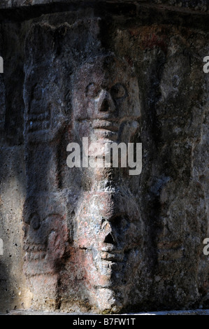 Steinschnitzereien von grinsenden Schädel, Tzompantli Plattform, Chichen Itza, Mexiko Stockfoto