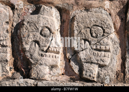 Steinschnitzereien von grinsenden Schädel, Tzompantli Plattform, Chichen Itza, Mexiko Stockfoto