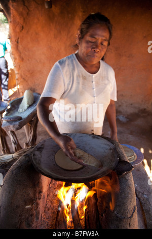 Mayo indische Making Tortillas Capomas indischen Dorf El Fuerte Sinaloa Mexiko Stockfoto