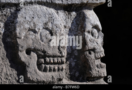 Schnitzereien von Stein Schädel, Chichen Itza, Mexiko Stockfoto