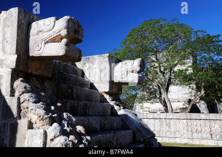 Chichen Itza, gefiederte Schlange, Plaform von Tigern und Adler mit Tempel der Jaguare im Hintergrund Stockfoto