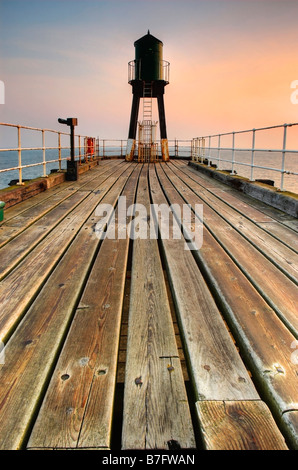 Morgendämmerung auf der West Pier in Whitby, North Yorkshire Stockfoto