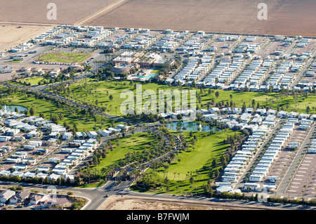 Luftaufnahme von einem Golfplatz umgeben von einer RV Campingplatz in Arizona Stockfoto