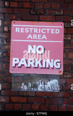 Kein Parkplatz-Schild an Wand Stockfoto