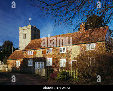 Auf dem Land vor der Kirche von St. Peter St. Paul Trottiscliffe, West Malling, Kent, England, UK. Stockfoto