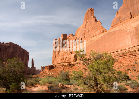 Gerichtsgebäude Türmen hoch über Park Avenue Arches National Park, Utah Stockfoto