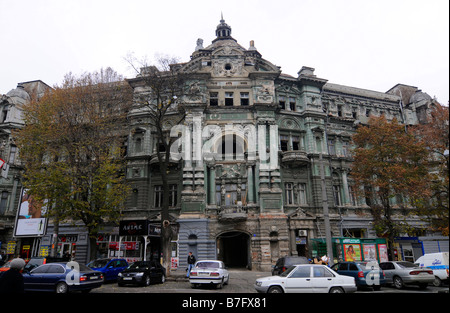 Verfallenen Fassade eines alten majestätisches Gebäude im zentralen Odessa, Ukraine. Stockfoto