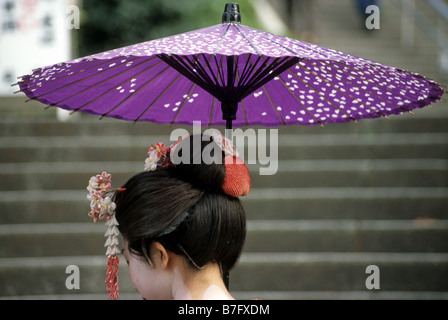 Detailansicht der Lehrling Geisha mit Sonnenschirm in der Nähe von Kiyomizu-Dera-Tempel in Kyoto, Japan Stockfoto