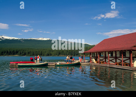 Jasper-Nationalpark, Maligne Lake, kanadischen Rocky Mountains, Alberta, Kanada - Kajaks und Kanus zu vermieten am Bootshaus, Bootsverleih Stockfoto