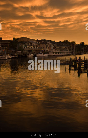 Sonnenuntergang über den Black River Hafen von South Haven, Michigan, USA. Stockfoto