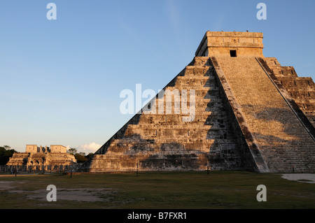 Chichén Itzá Archaelogical Site mit Pyramide des Kukulcan rechts und Tempel der Krieger im Hintergrund Stockfoto