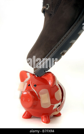 ROTEN SPARSCHWEIN AUFGESCHLÜSSELT MANS BOOT HELD ZUSAMMEN MIT PFLASTER. Stockfoto