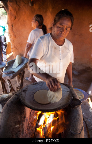 Mayo indische Making Tortillas Capomas indischen Dorf El Fuerte Sinaloa Mexiko Stockfoto